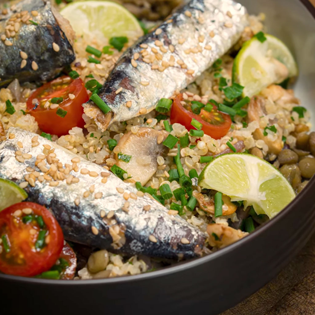 Bowl de quinua con sardinas y lentejas